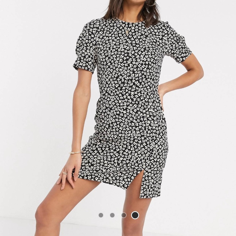 Floral print dress in black